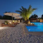 Lojena - Luxury Getaway With Jacuzzi Id 117 * Murter
