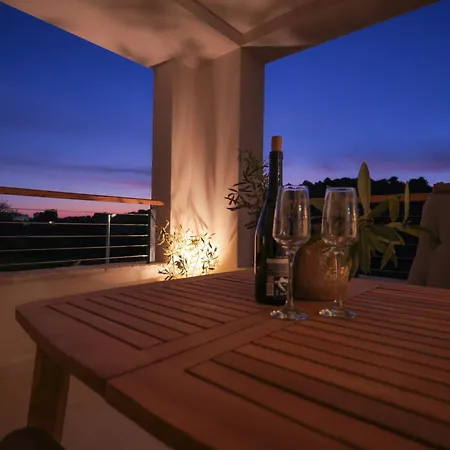 Lojena - Luxury Getaway With Jacuzzi Id 117 * Murter