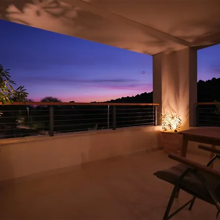 Luxury Getaway For 2 Jacuzzi At Lojena Id111-7 Apartman Murter