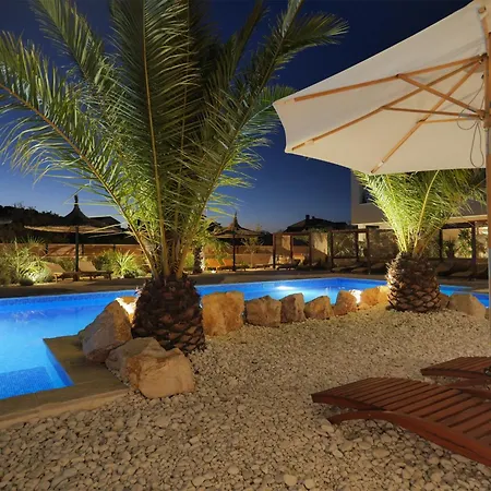 Lojena - Luxury Getaway With Jacuzzi Id 117