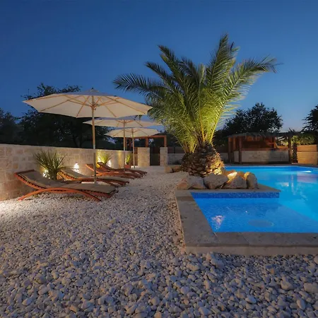 Lojena - Luxury Getaway With Jacuzzi Id 117 * Murter