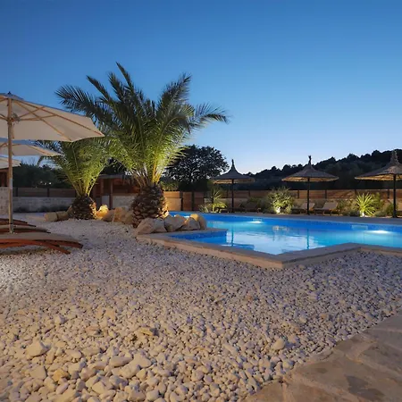 Lojena - Luxury Getaway With Jacuzzi Id 117 Apartman