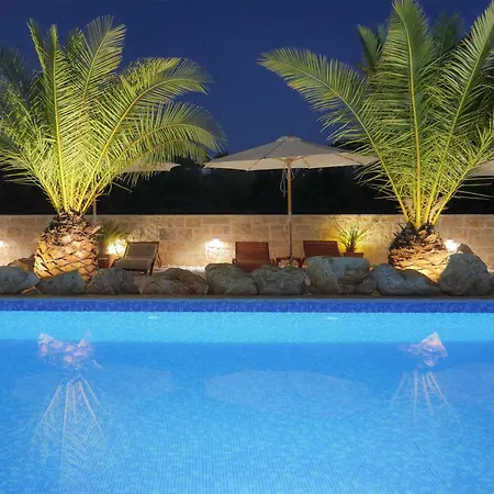 Апартаменты Luxury Getaway For 2 Jacuzzi At Lojena Id111-7 *