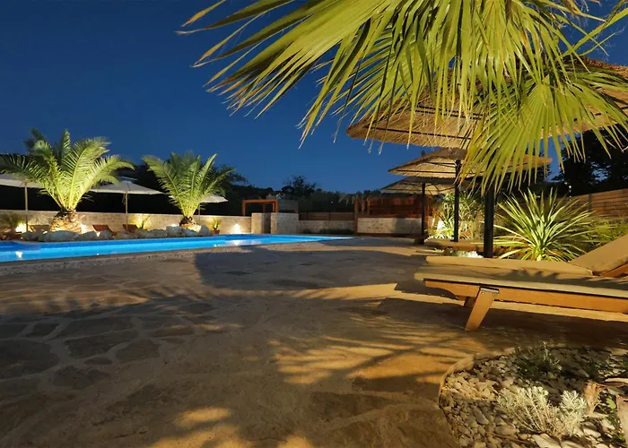 Luxury Getaway For 2 Jacuzzi At Lojena Id111-7 דירה