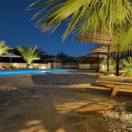 Luxury Getaway For 2 Jacuzzi At Lojena Id111-7 Apartamento